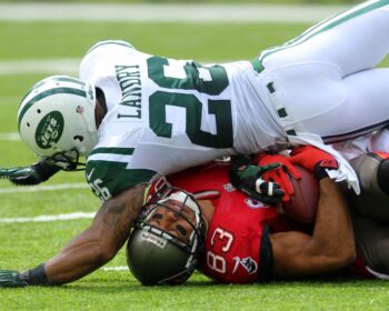 Jets Win Opener Over Bucs, 18-17