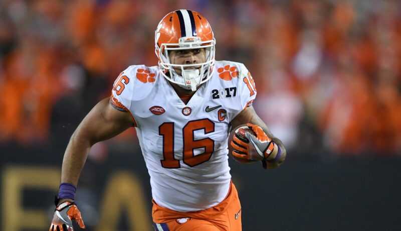 Jordan Leggett Signs Contract