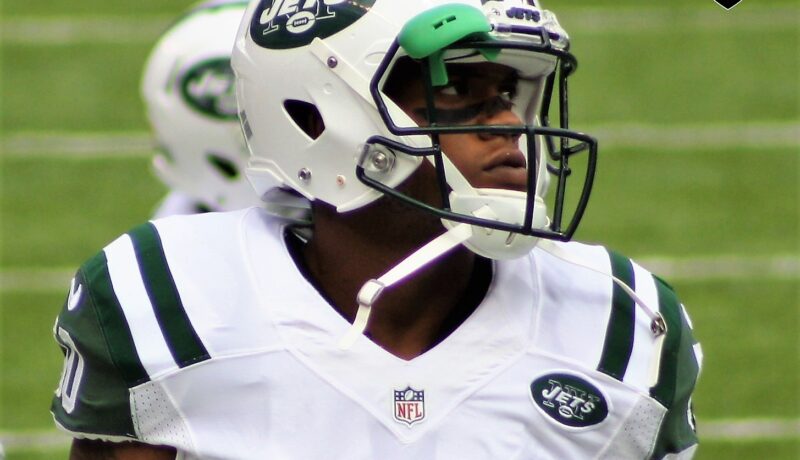 Team Meeting?  Mo says no While Lee is Tardy for Practice