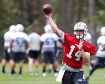 So far, so Good; Jets’ McCown Impressed by Darnold Early on