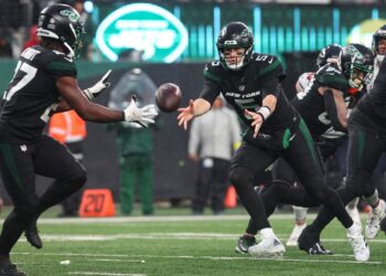 Mike White Battles Through Buffalo Beating as Jets Come up Short in 20-12 Loss