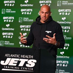 Robert Saleh: “Aaron Rodgers is a Little Kid in an Old Man’s Body”